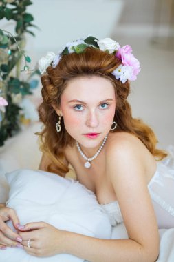 Duvağı olan beyaz elbiseli güzel gelin.