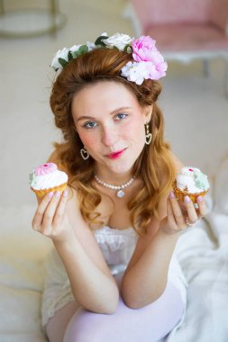 Pastalı güzel genç bir kadın.