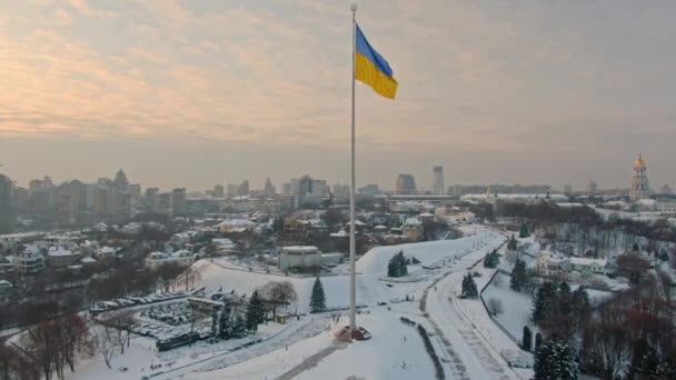 日落时分乌克兰基辅冬季的乌克兰国旗 — 图库视频影像