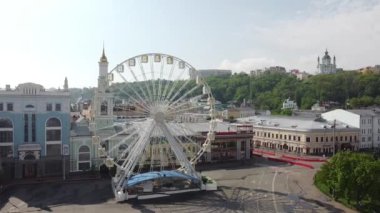 Boş şehir - yaz günü - Podil, Kyiv, Ukrayna 'da dönme dolabın yanında. Yüksek kaliteli FullHD görüntüler