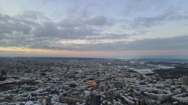 Kış şehri, şehir çevresi Kyiv hava görüntüsü gün batımında. Yüksek kalite 4k görüntü