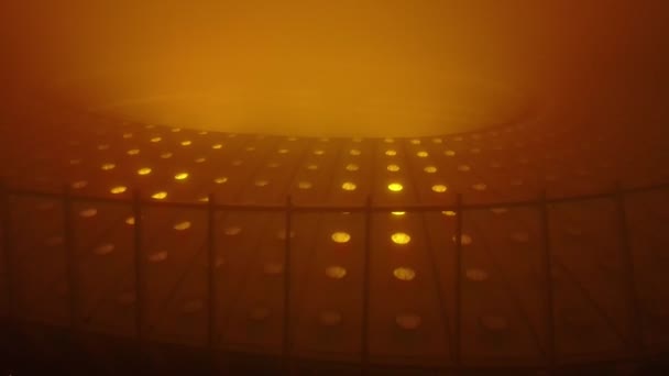 リアルなエイリアンオレンジ色の霧の夜は キエフのスポーツとサッカーアリーナオリンピスキー ドローンショット 高品質の4K映像 — ストック動画