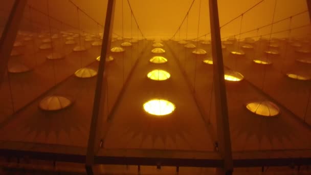 超现实的橙色雾夜照亮了乌克兰基辅的体育场和足球场奥林匹斯基 无人驾驶飞机射击 高质量的4K镜头 — 图库视频影像