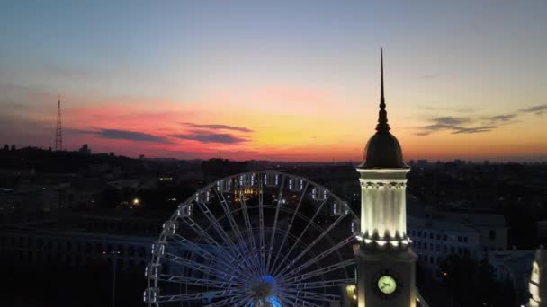 Ferris Τροχό Και Ρολόι Πύργος Ηλιοβασίλεμα Νύχτα Led Νέον Φώτα — Αρχείο Βίντεο