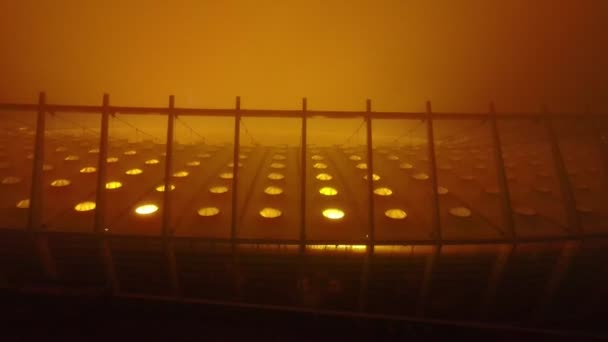 リアルなエイリアンオレンジ色の霧の夜は キエフのスポーツとサッカーアリーナオリンピスキー ドローンショット 高品質の4K映像 — ストック動画