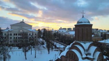 Chernihiv şehir merkezi. Kışın soğuk gün batımı. Kilise ve tiyatroyla birlikte. Yüksek kaliteli FullHD görüntüler