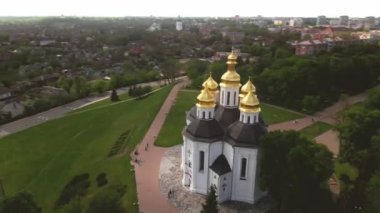 Mavi gökyüzünde güneşli bir günde Chernihiv Ortodoks Kilisesi 'nden Flyby. Yüksek kalite 4k görüntü