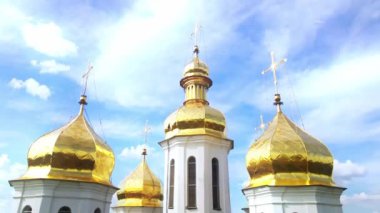 Mavi gökyüzünde güneşli bir günde Chernihiv Ortodoks Kilisesi 'nden Flyby. Yüksek kalite 4k görüntü