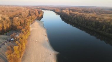 Altın Saat - Ukrayna 'nın Chernihiv şehrinde Desna nehrinin üzerinde uçan Ormanın Güzel Sonbahar Renkleri. Yüksek kalite 4k görüntü