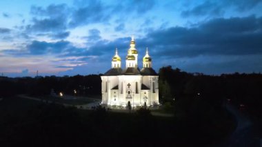 Chernihiv 'de gün batımında katerinler Ortodoks Kilisesi. Yüksek kalite 4k görüntü