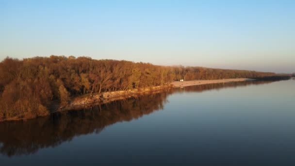 黄金时刻 美丽的秋天的森林色彩 飞越乌克兰切尔尼赫夫的德斯纳河 高质量的4K镜头 — 图库视频影像