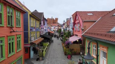 Stavanger Norveç 'teki Avrupa çatıları ve renkli evler üzerinde uçuyor. Yüksek kalite 4k görüntü