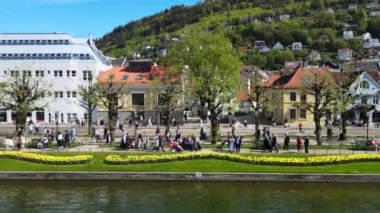 İnsanlar 17 Mayıs 'ta Norveç' in Bergen kentinde anayasa tatilini kutluyorlar. Yüksek kalite 4k görüntü