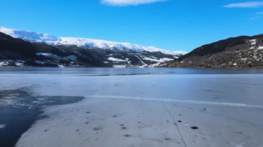 Norveç 'teki Voss Gölü' nde buzlar, insansız hava aracı ile alçaktan uçuyor. Yüksek kalite 4k görüntü