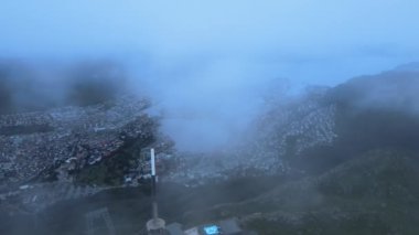 İnsansız hava aracı etrafta uçarken, bulutlardaki Ulriken anteni. Yüksek kalite 4k görüntü