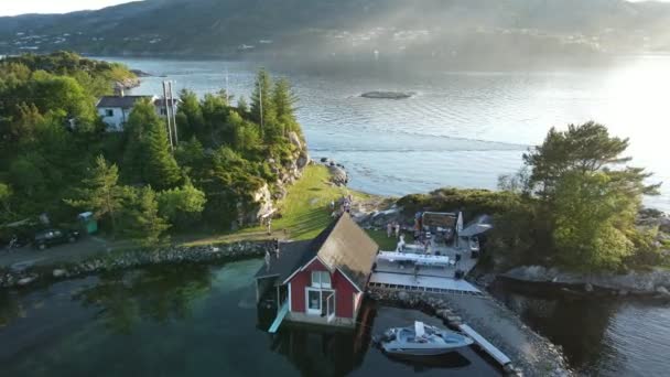 Norways Ξύλινη Καμπίνα Στην Ακτή Φιόρδ Υψηλής Ποιότητας Πλάνα — Αρχείο Βίντεο