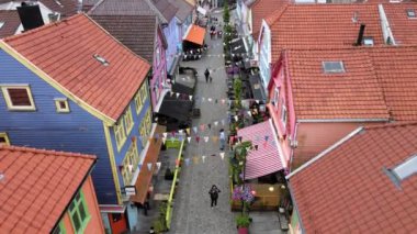 Stavanger Norveç 'teki Avrupa çatıları ve renkli evler üzerinde uçuyor. Yüksek kalite 4k görüntü