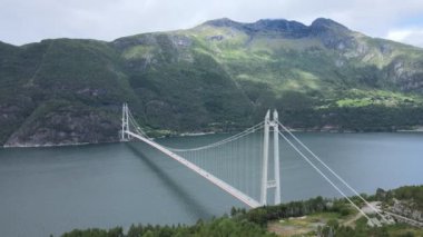 Norveç 'teki fiyort ve köprünün üzerinde bulutlu bir köprüde bir hava aracı. Yüksek kalite 4k görüntü