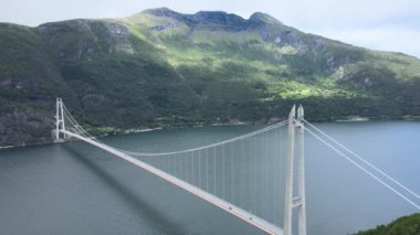 Norveç 'teki fiyort ve köprünün üzerinde bulutlu bir köprüde bir hava aracı. Yüksek kalite 4k görüntü