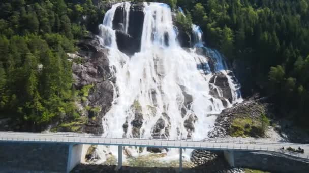 Wasserfall Furebergsfossen Norwegen Mit Regenbogen Luftaufnahmen Hochwertiges Filmmaterial — Stockvideo