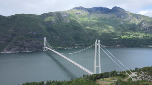 Drone Aereo Sul Fiordo Ponte Norvegia Nuvoloso Hardanger Bridge Filmati — Video Stock