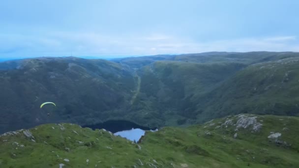 Siguiendo Parapente Despegar Ulriken Bergen Noruega Imágenes Alta Calidad — Vídeo de stock