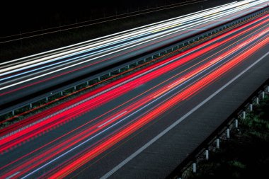 Kırmızı ve Beyaz Çizgili Yüksek Hız Şaşırtıcı Hızlı Hareketi. Gece Vakti, Karanlık Manzara. Arkaplan Kavramı.