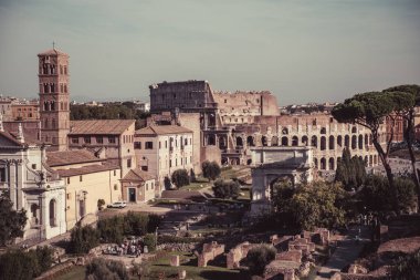 Palatino Hill 'den Colosseo manzarası. Roma. İtalya. Sıcak renkler.