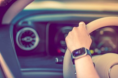 Modern bir arabanın direksiyonunda el..