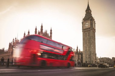 Big Ben ve Red Double Decker otobüsünün uzun pozu. Westminster Köprüsü. Klasik Londra fotoğraf duvar kağıdı..