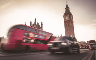 Büyük Ben. Kırmızı otobüs. İngiliz taksisi. Westminster Köprüsü. Klasik Londra fotoğraf duvar kağıdı..