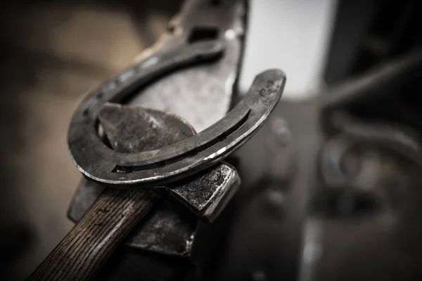 Closeup Metal Horseshoe Laying Blacksmith Hammer Horse Farrier Work Equipment — Stock Photo, Image