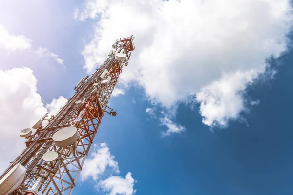 Widok Dołu Wysoka Wieża Radiowa Przeciwko Niebieskiemu Lekko Chmurzonemu Niebu — Zdjęcie stockowe