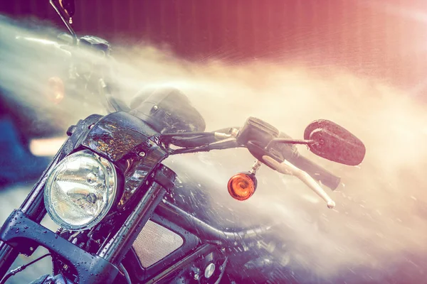 Musim Panas Sepeda Motor Mencuci Mobil Membersihkan Dengan Air Bertekanan — Stok Foto