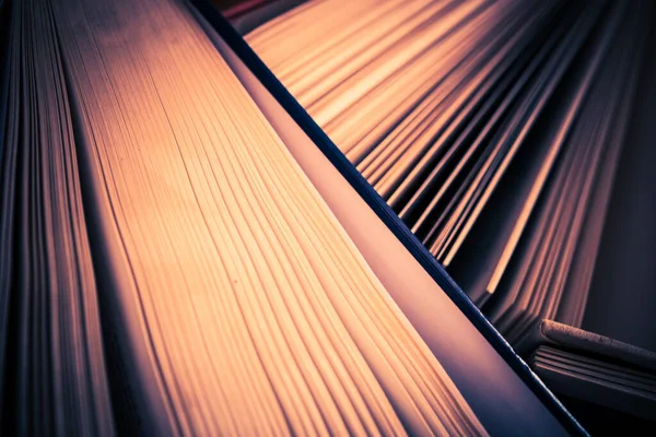 Nahaufnahme Eines Leicht Aufgerissenen Buches Mit Gelben Seiten Und Dunkelblauem — Stockfoto