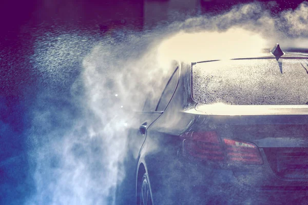 Cuci Mobil Musim Panas Mobil Membersihkan Dengan Air Bertekanan Tinggi — Stok Foto
