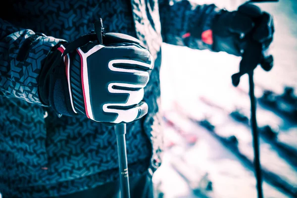 Κοντινό Πλάνο Του Σκιέρ Που Φοράει Γάντια Σκι Και Κρατάει — Φωτογραφία Αρχείου