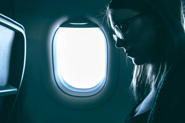 Mulher Passageira Avião Junto Janela Avião Tema Viagens Negócios — Fotografia de Stock