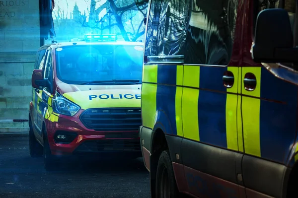 Coche Policía Británico Con Luces Emergencia Encendidas Policía Guardia —  Fotos de Stock
