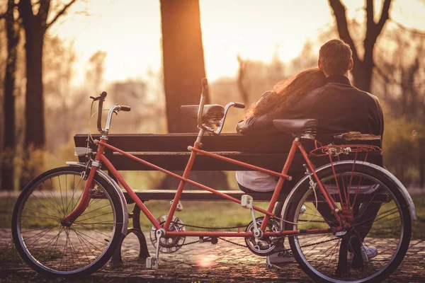 Bicicleta Tandem Feliz Casal Adolescentes Apaixonados Banco — Fotografia de Stock