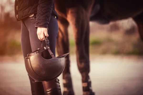 Atlı Kız Atının Yanında Duruyor Binici Kaskını Tutuyor Binicilik Sporu — Stok fotoğraf