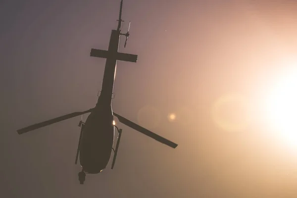 Вертолет Летящий Небе Сияющим Солнцем Роторная Машина Воздухе Вид Землю — стоковое фото