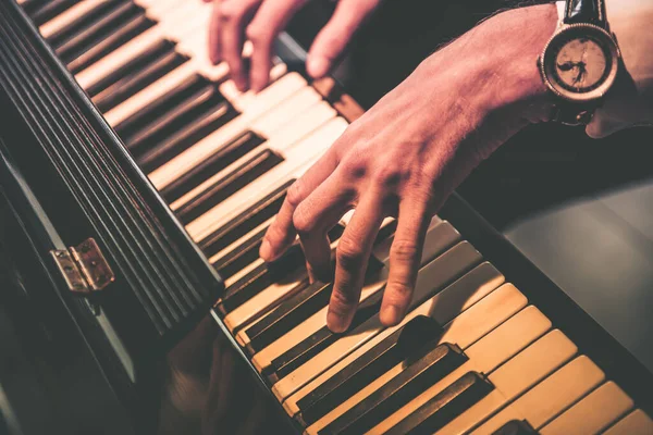 Primer Plano Manos Del Pianista Masculino Caucásico Tocando Suavemente Piano —  Fotos de Stock
