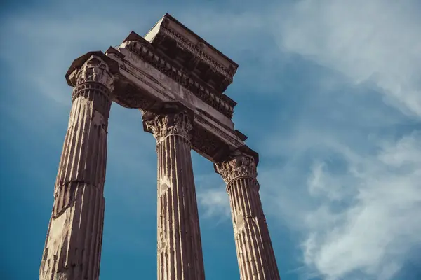 Mavi gökyüzünde Il Tempio dei Dioscuri sütunları. Roma. İtalya.