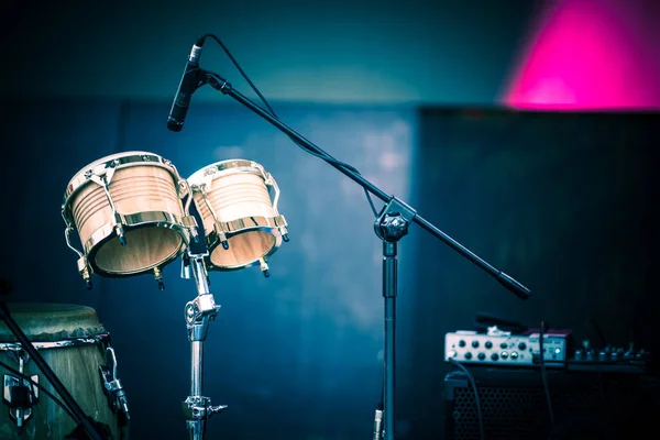 Escenario Moderno Preparado Para Interpretación Musical Drums Microphone Foreground Waiting —  Fotos de Stock