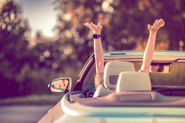 Glückliche Cabrio Fahrt Urlaub Sonnenuntergang lizenzfreie Stockbilder