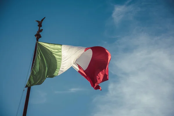 Italië Vlag Zwaaiend Wind Blauwe Lucht Achtergrond Stockfoto