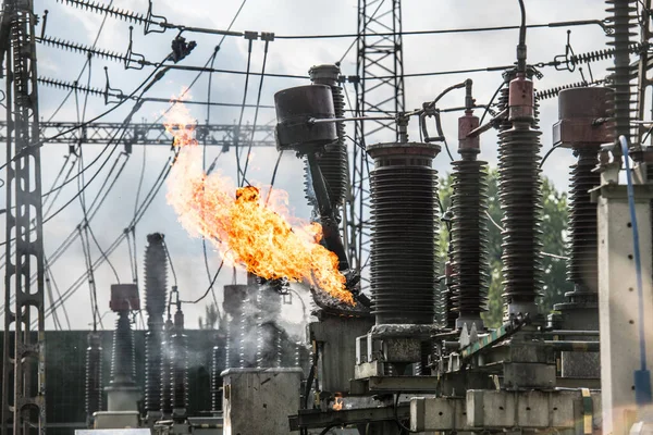 Güç santralinde trafo patlaması. Yüksek voltajlı yalıtkan yanıyor. Elektrik patlaması.