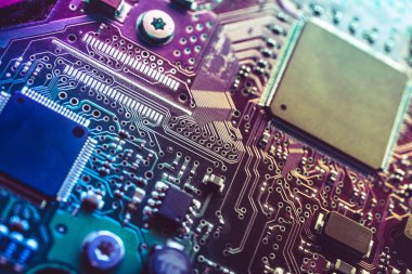 Elektronik devre kartına yakın çekim. İşlemci ve elektronik bileşenler.