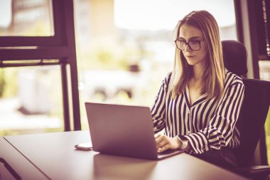 Dizüstü bilgisayarla çalışıyorum. Dizüstü bilgisayarın genç CEO 'su..